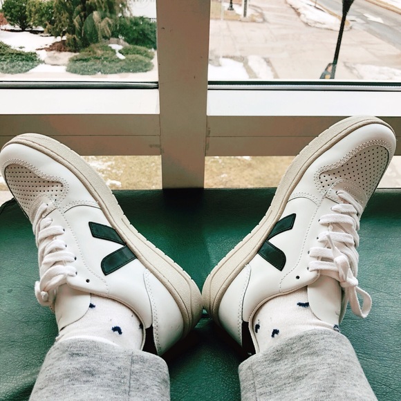 veja v10 black white